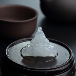 冰糯种飘绿翡翠悟道吊坠