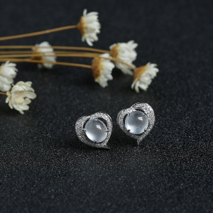 18K金镶钻冰种无色翡翠桃心耳钉