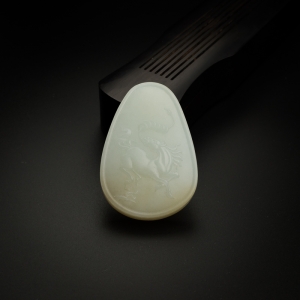 和田玉马上有钱吊坠