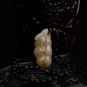 和田玉福豆吊坠