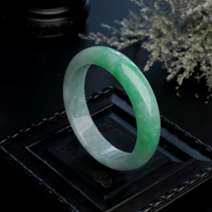 56#糯种飘绿翡翠手镯