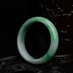 58.5#糯种飘绿翡翠手镯