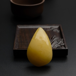 满蜜鸡油黄蜜蜡随形吊坠