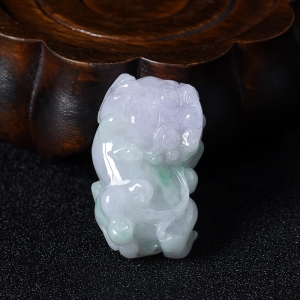 糯种春色翡翠貔貅吊坠