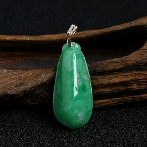 18K金镶糯种阳绿翡翠福瓜吊坠