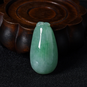 糯种带翠色翡翠佛瓜吊坠