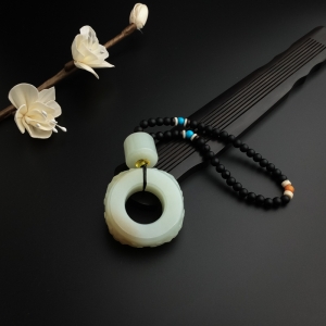 和田玉瑞兽挂件