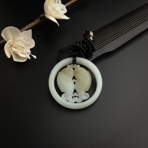 和田玉双鱼环吊坠