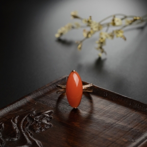 18K金镶钻樱桃红南红戒指