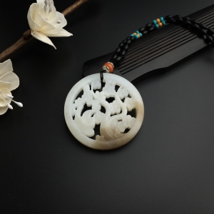 和田玉梅花圆牌吊坠