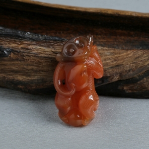 樱桃红南红灵猴献寿吊坠