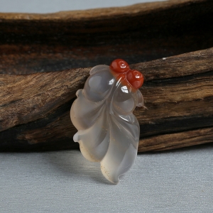 冰飘南红金鱼吊坠