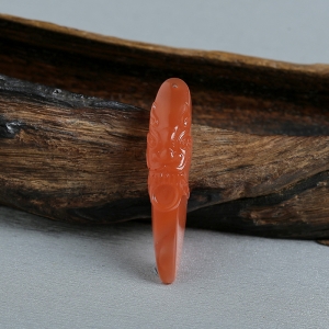 樱桃红南红龙钩吊坠