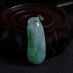 18K白金扣冰糯种飘绿翡翠福瓜吊坠