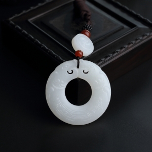 和田玉双龙戏珠吊坠