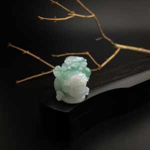 糯种浅绿翡翠貔貅吊坠