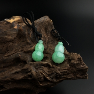 糯种浅绿拼接翡翠葫芦吊坠