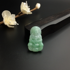 糯种浅绿翡翠观音吊坠