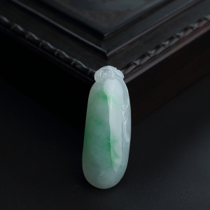糯种飘绿翡翠福瓜吊坠