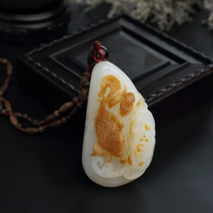 和田玉连年有余吊坠