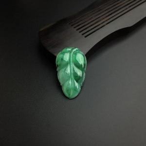 糯种飘花翡翠叶子吊坠