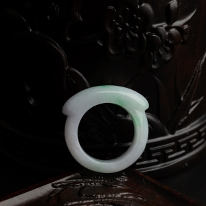 糯种飘绿翡翠戒指