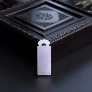 糯种淡紫翡翠无事牌吊坠