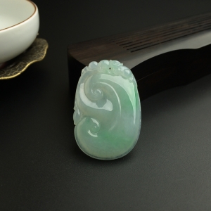 糯种飘绿翡翠如意吊坠