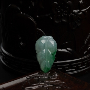 糯种飘绿翡翠叶子吊坠