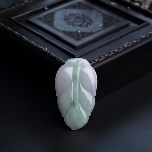 糯种飘绿翡翠叶子吊坠