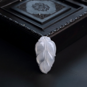 糯冰种翡翠叶子吊坠