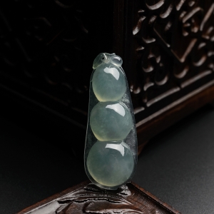 冰糯种淡绿翡翠福豆吊坠