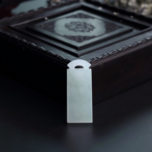 糯种浅绿翡翠无事牌吊坠