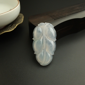 冰糯种翡翠叶子吊坠