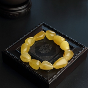 鸡油黄蜜蜡随形手串