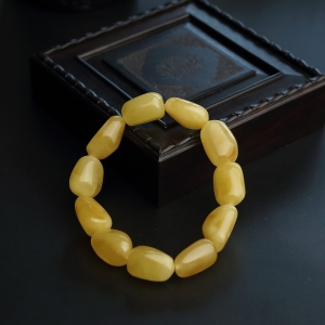 鸡油黄蜜蜡随形手串