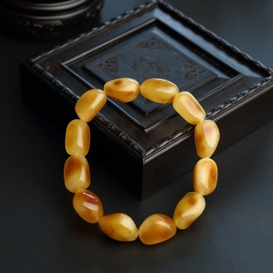 鸡油黄蜜蜡随形手串