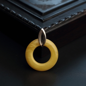 18K金镶鸡油黄老蜜蜡平安环吊坠