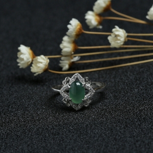 银镶冰糯种翠绿翡翠戒指