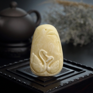 满蜜白花蜜天鹅吊坠