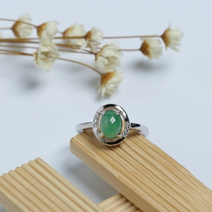 银镶冰糯种翠绿翡翠戒指