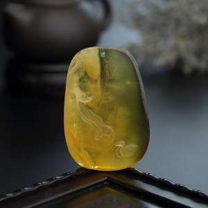 金包蜜鸡油黄蜜蜡戏水吊坠