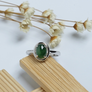 银镶冰糯种翠绿翡翠戒指