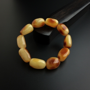 鸡油黄蜜蜡随形手串