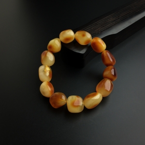 鸡油黄蜜蜡随形手串