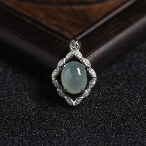 银镶糯种浅绿翡翠吊坠