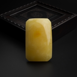 满蜜鸡油黄蜜蜡无事牌吊坠