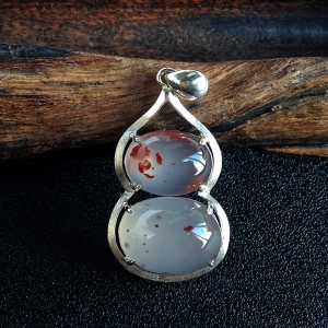 银镶冻料南红葫芦吊坠