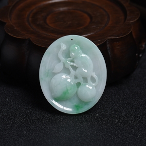 白底青翡翠灵猴献寿吊坠