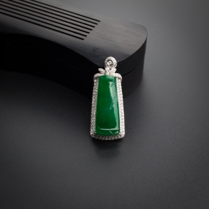 18K金镶冰糯种浓绿翡翠吊坠